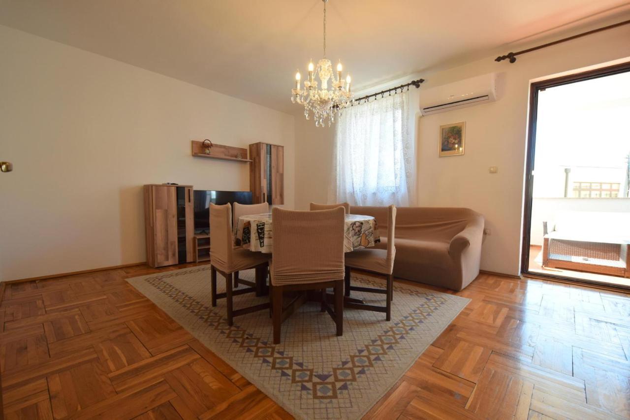 Apartments Petrovic Malinska Exterior foto